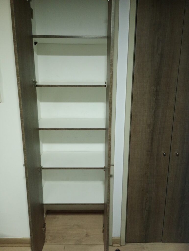 Interior de armario después de limpieza profunda del departamento