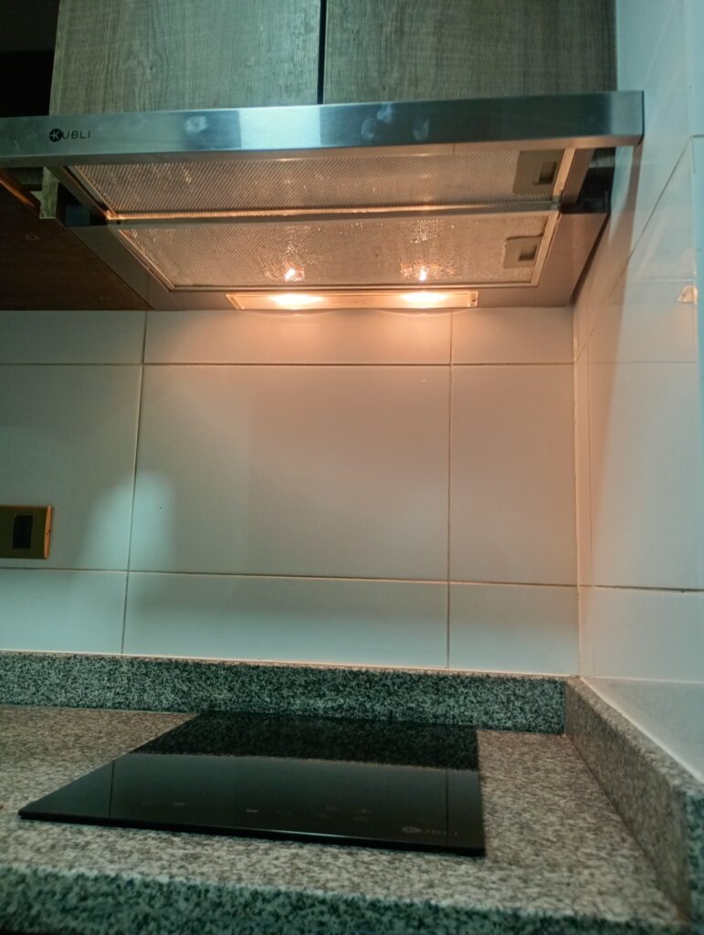 Campana de cocina iluminada después de mantenimiento de artefactos eléctricos