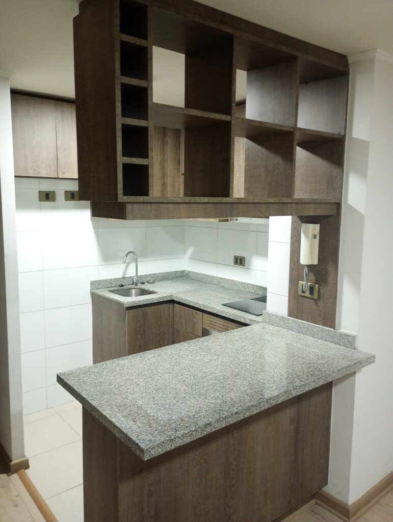 Cocina y mesón de departamento después de limpieza profunda