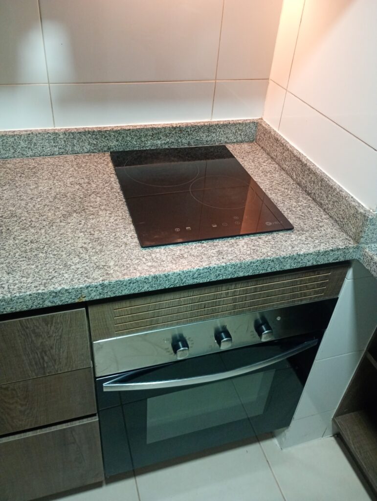 Encimera y horno de un departamento después de limpieza y mantenimiento