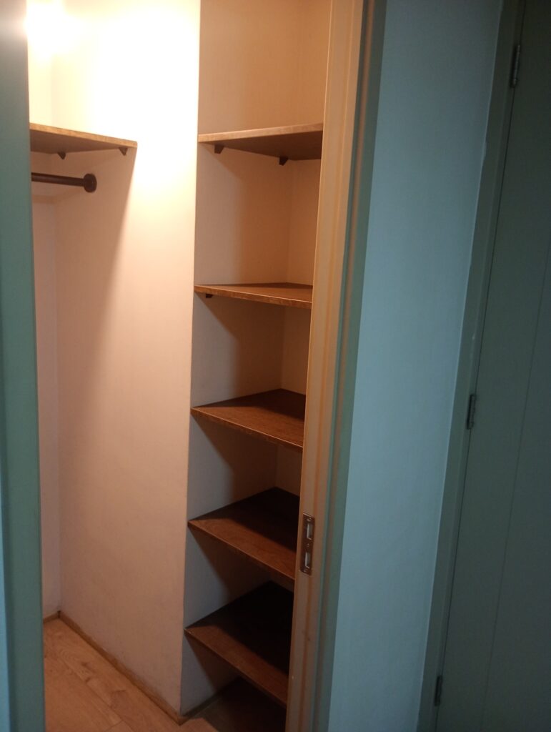Armario interior abierto después de limpieza profunda