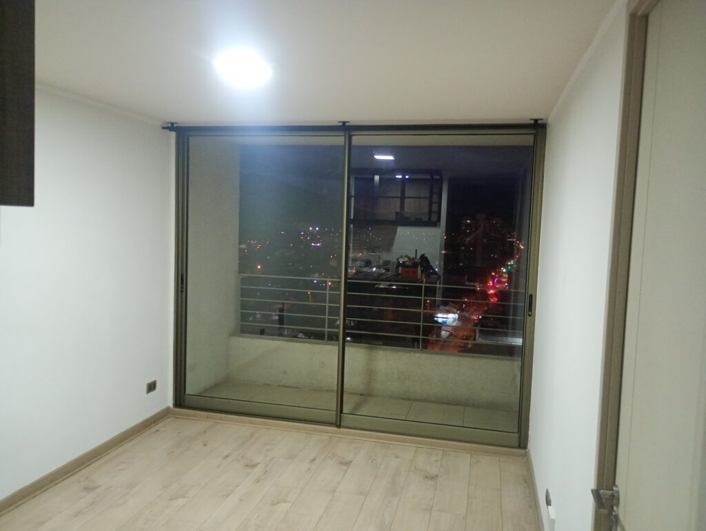 Living de departamento después de trabajos de pintura y limpieza profunda