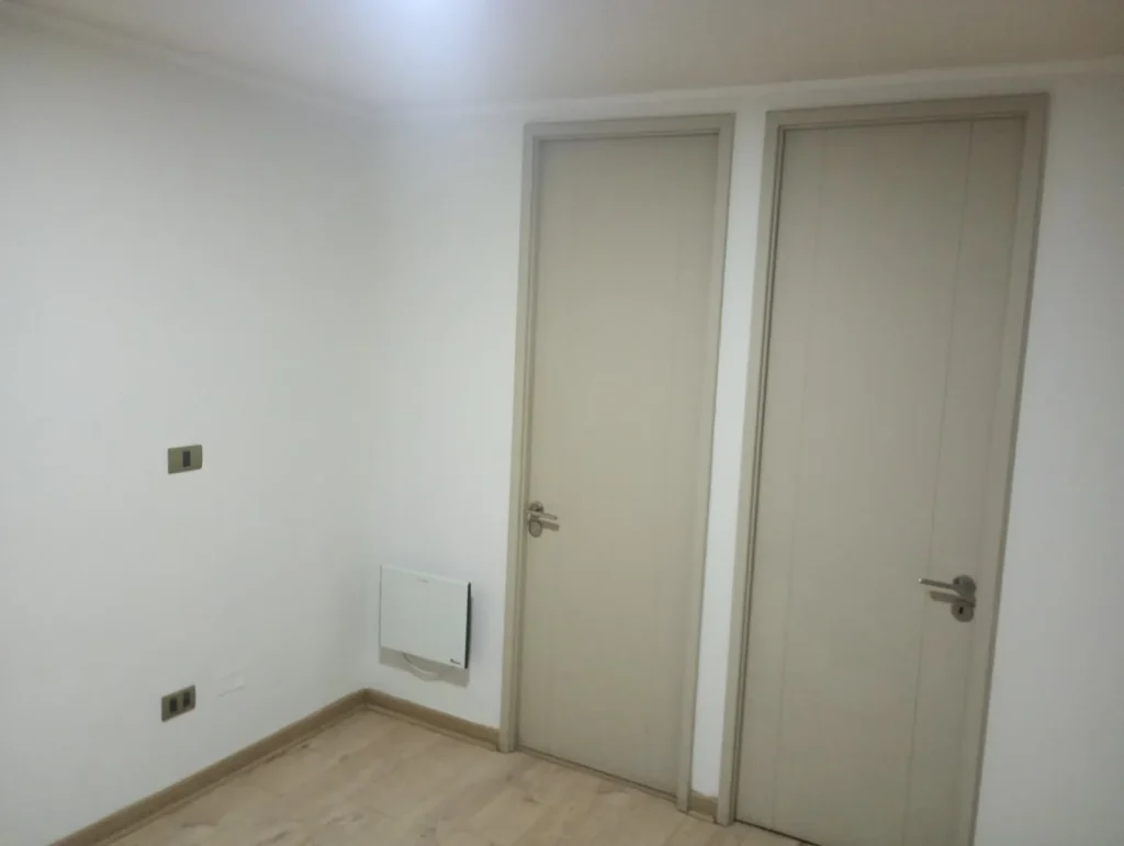 Muros, cielo y puerta de dormitorio después de pintura interior y limpieza