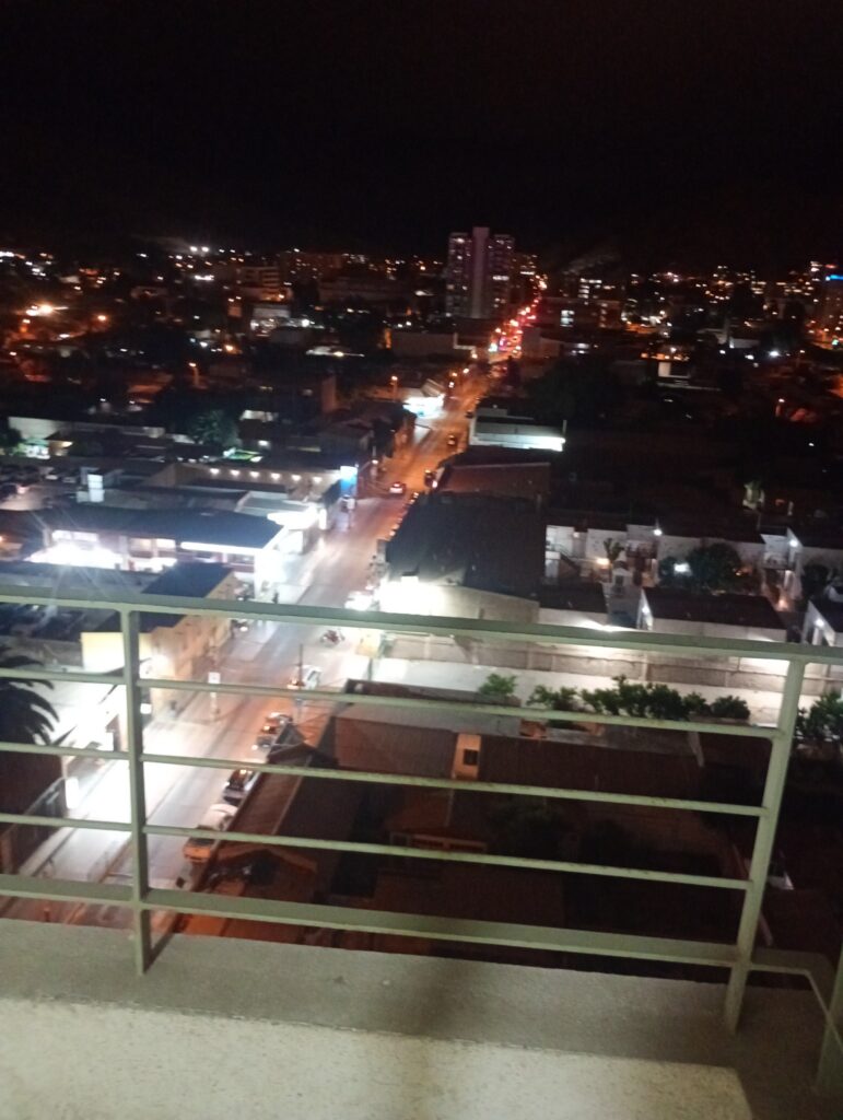 Vista nocturna de Copiapó desde el balcón de un departamento